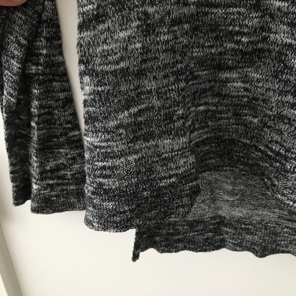 H&M thin sweater great for layering with two small tears on back - Picture 3 of 7